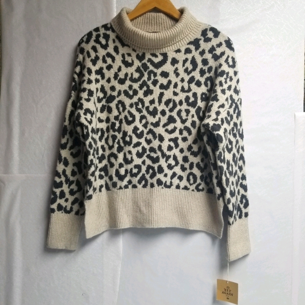 NEW!Yet Again Leopard Print Turtleneck Sweater M